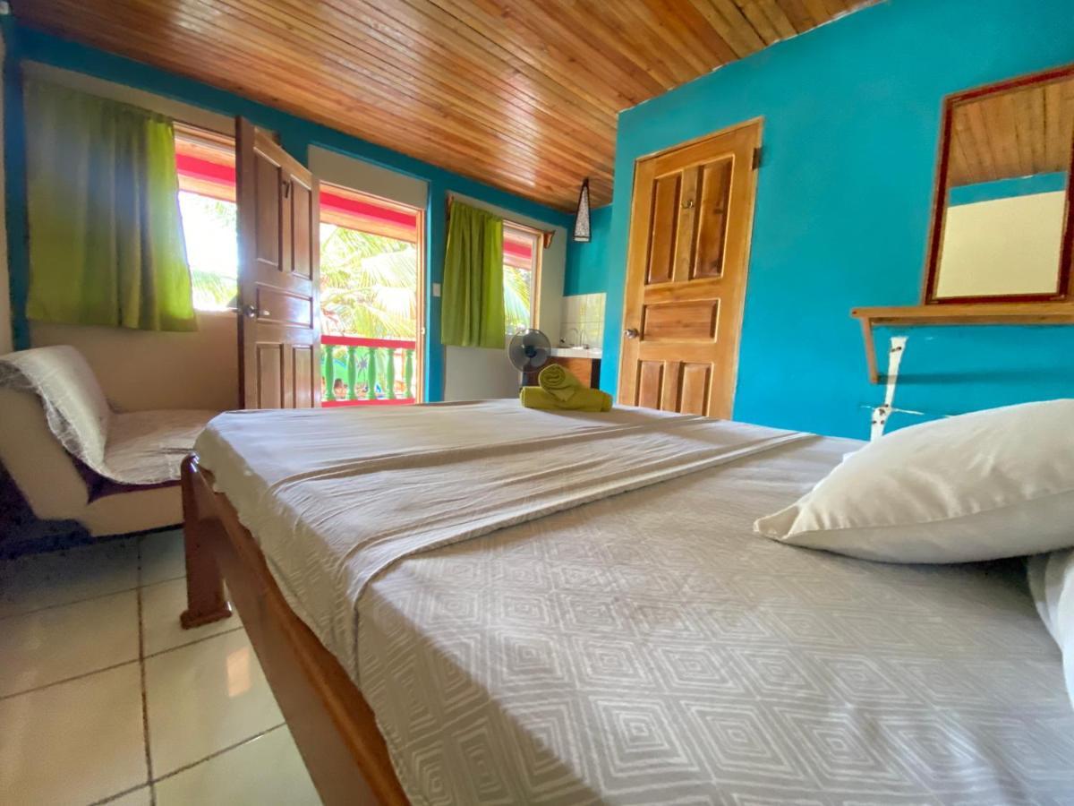 Las Palmeras Oceanview Hotel And Dive Center Little Corn Island Esterno foto
