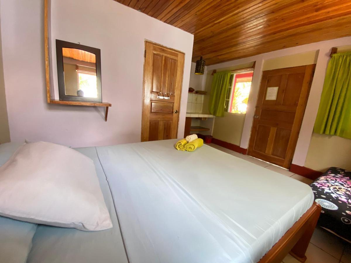 Las Palmeras Oceanview Hotel And Dive Center Little Corn Island Esterno foto