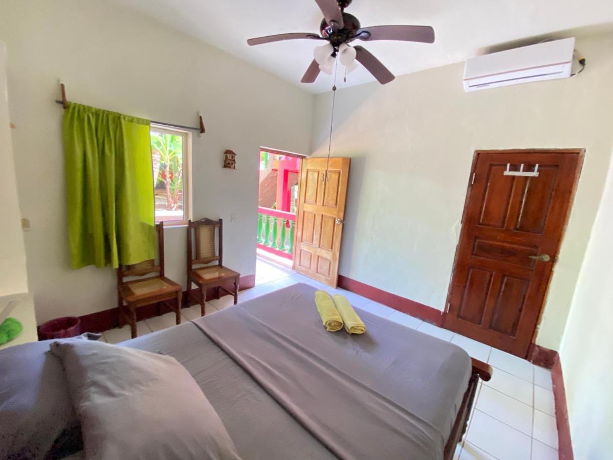 Las Palmeras Oceanview Hotel And Dive Center Little Corn Island Esterno foto