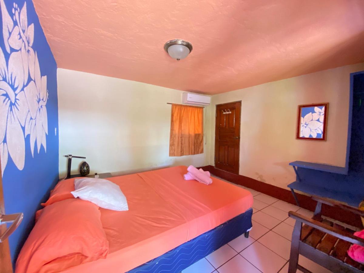 Las Palmeras Oceanview Hotel And Dive Center Little Corn Island Esterno foto