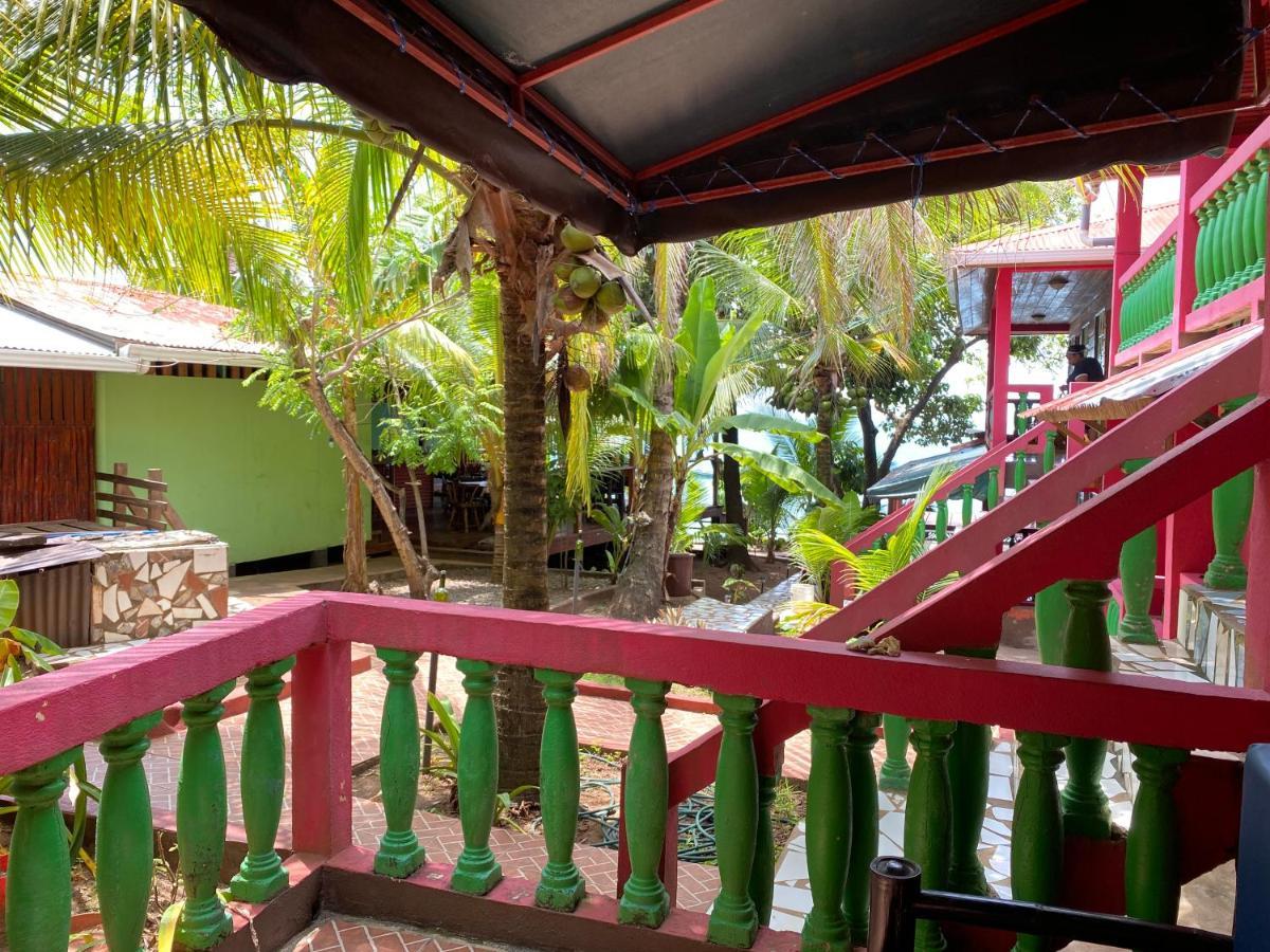 Las Palmeras Oceanview Hotel And Dive Center Little Corn Island Esterno foto