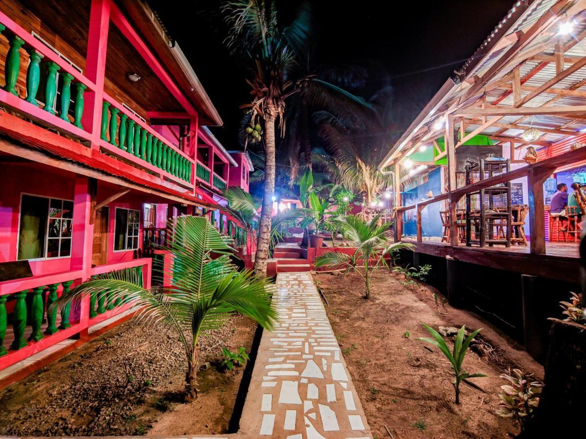 Las Palmeras Oceanview Hotel And Dive Center Little Corn Island Esterno foto