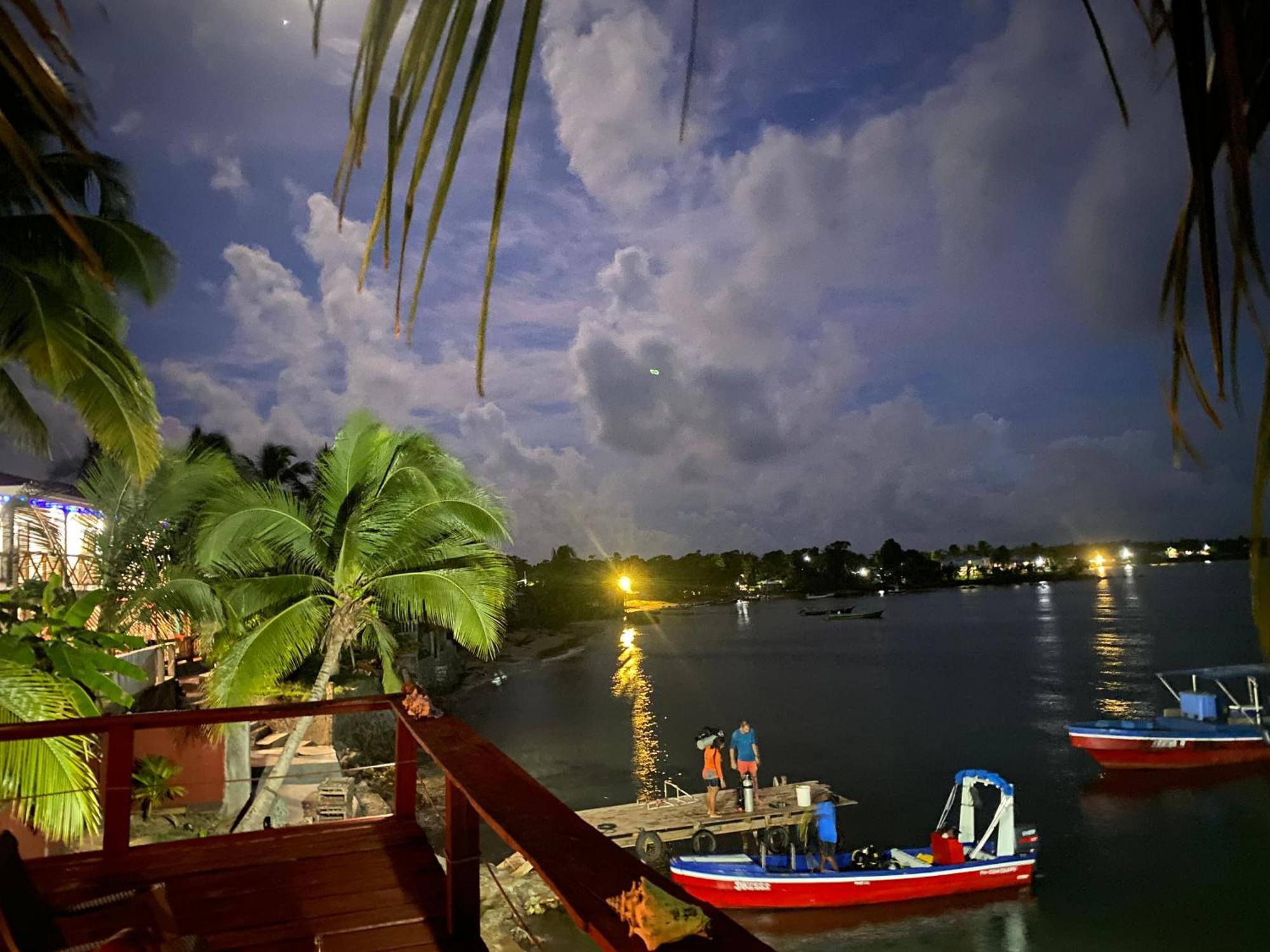 Las Palmeras Oceanview Hotel And Dive Center Little Corn Island Esterno foto